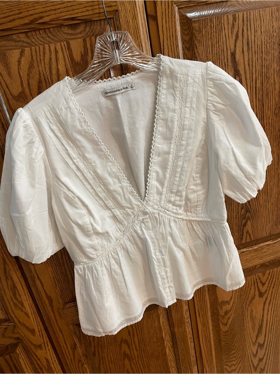 Abercrombie & Fitch Tops - Abercrombie & Fitch White V-Neck Peplum Top with Puff Sleeves